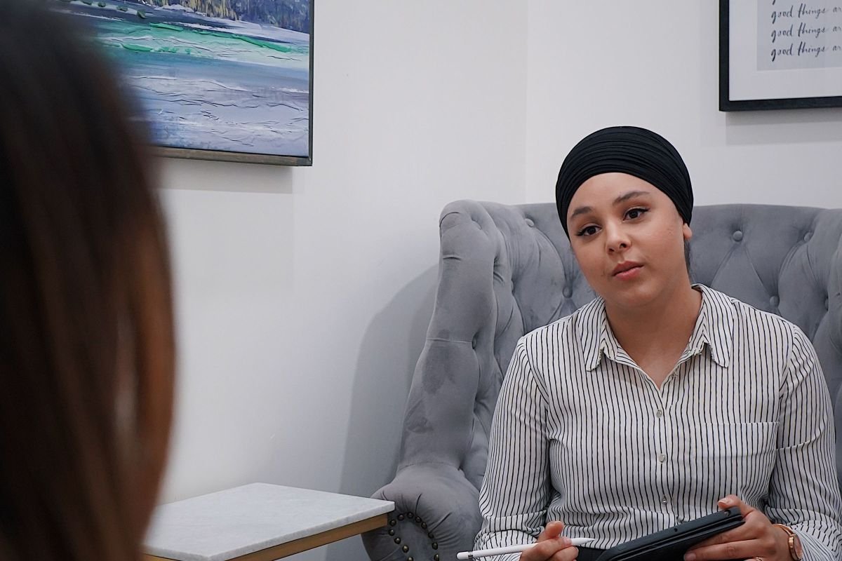 Woman talking to a therapist during a supportive counselling session